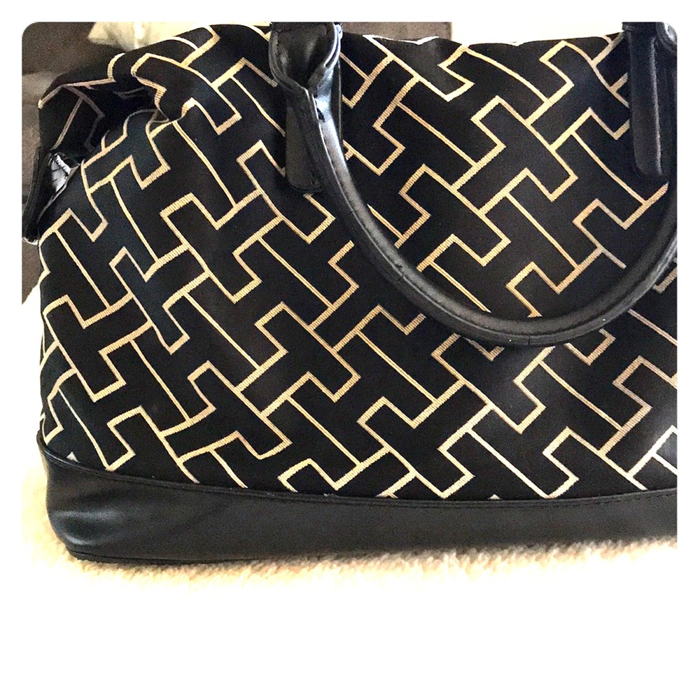 A Tommy Hilfiger purse.